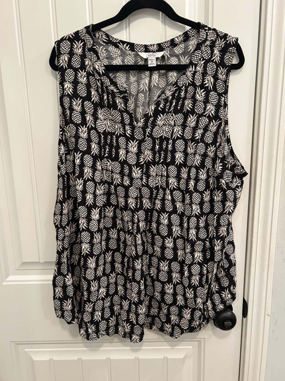 croft & barrow Black Sleeveless Pineapple Print V-Neck Top